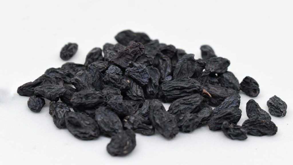 https://echo.santulan.in/wp-content/uploads/2022/04/Dried-black-grapes-183792-pixahive-1024x683-1-e1650460121507.jpg